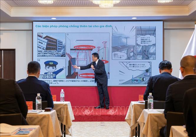 Đại diện Bộ phận Phòng chống thảm hoạ của TMPD hướng dẫn cách sắp xếp đồ đạc để tránh bị thương khi xảy ra động đất. Ảnh: Xuân Giao – PV TTXVN tại Nhật Bản 