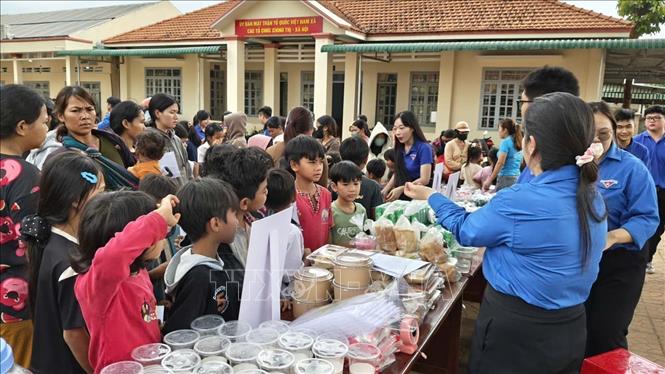 Gian hàng 0 đồng cho người dân vùng biên. Ảnh: K GỬIH-TTXVN