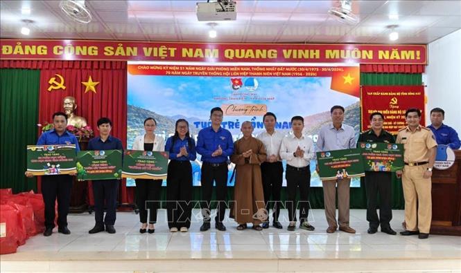 Tri ân chính quyền địa phương, đơn vị, mạnh thường quân tại chương trình. Ảnh: K GỬIH-TTXVN