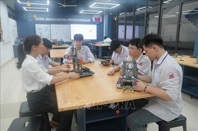 Từ khi tiếp nhận phòng học STEM , Trường THPT Chuyen Lam Sơn đã tổ chức nhiều hoạt động học tập theo mô hình câu lạc bộ, với các chủ đề phong phú. Ảnh: Khiếu Tư - TTXVN 
