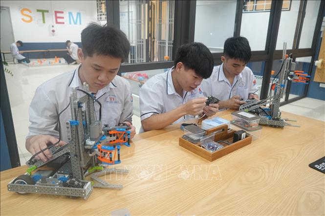 Học sinh Trường THPT Chuyên Lam Sơn hào hứng tham gia lắp ráp robot và lập trình robot di chuyển tại phòng STEM của nhà trường. Ảnh: Khiếu Tư - TTXVN 