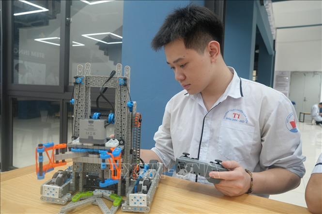 Việc đưa vào sử dụng phòng học STEM giúp học sinh tiếp cận Trang chủ Bet88.com uy tín Nhận code 88k mới, góp phần hiện thực hóa mục tiêu xây dựng môi trường học tập hiện đại, nhân văn, kết nối với tương lai. Ảnh: Khiếu Tư - TTXVN