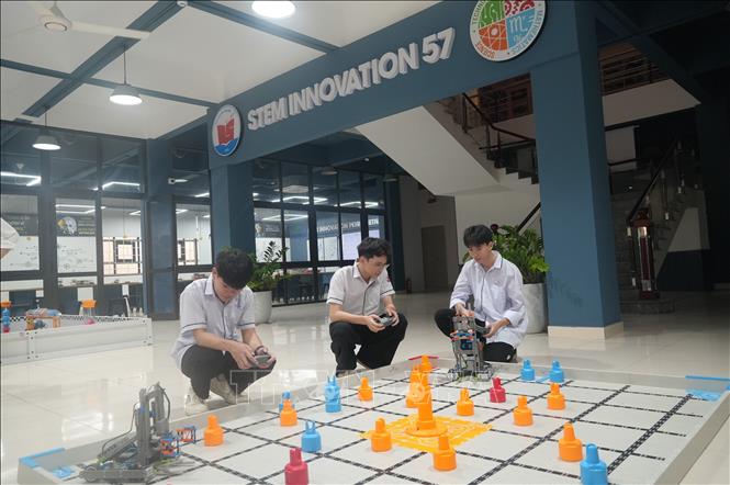 Trường THPT Chuyên Lam Sơn đã tổ chức cho 350 học sinh thuộc các khối lớp 10, 11, 12 được tiếp cận và trải nghiệm tại phòng STEM, 10 học sinh được thực hành hàng tuần tại phòng STEM. Ảnh: Khiếu Tư - TTXVN