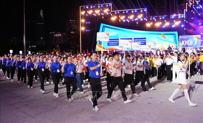 Vận động viên các Phường Trung Mỹ Tây, phường Tân Thới Hiệp, phường Thới An, phường An Phú Đông, phường Đông Hưng Thuận, phường Hạnh Thông, phường An Nhơn, phường An Hội Đông và phường An Hội Tây diễu hành qua lễ đài. Ảnh: Trung Tuyến - TTXVN