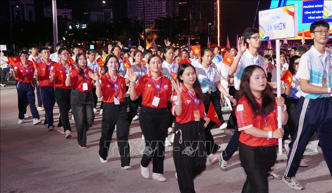 Các vận động viên phường An Nhơn cùng đoàn khối 7 diễu hành qua lễ đài. Ảnh: Trung Tuyến - TTXVN