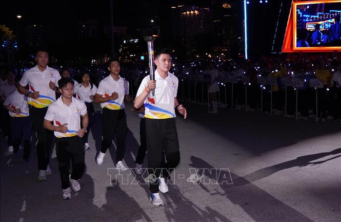 Đoàn vận động viên tiêu biểu rước đuốc về tới khu vực Công viên Bờ sông Sài Gòn. Ảnh: Trung Tuyến - TTXVN