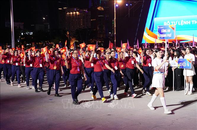 Vận động viên khối Công an TP. Hồ Chí Mình diễu hành qua lễ đài. Ảnh: Trung Tuyến - TTXVN