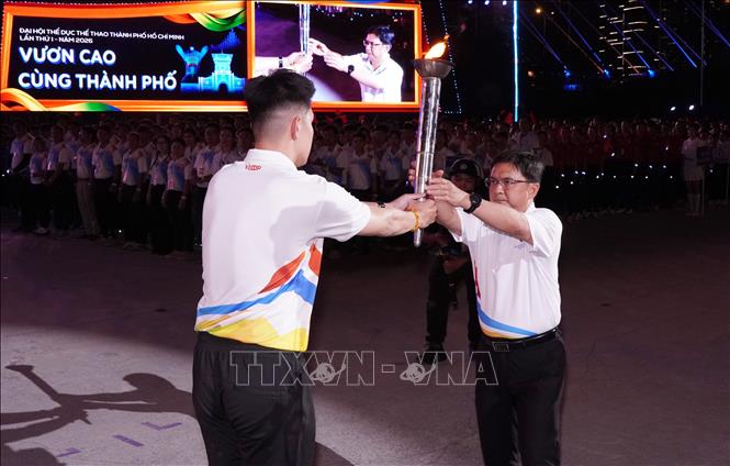 Nghi thức trao đuốc truyền thống tới ông Nguyễn Mạnh Cường, Phó Chủ tịch UBND TP. Hồ Chí Minh. Ảnh: Trung Tuyến - TTXVN
