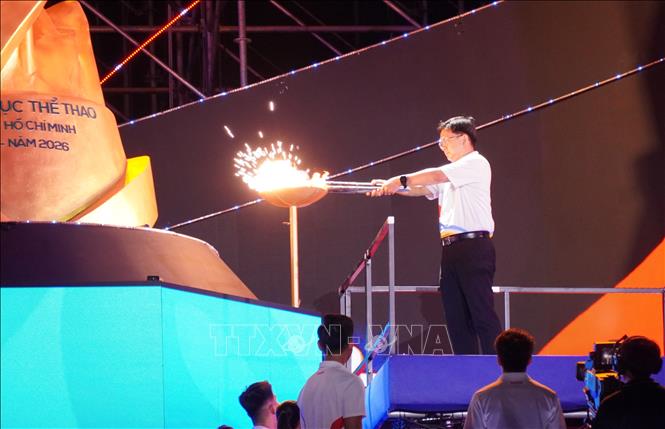 Ông Nguyễn Mạnh Cường, Phó Chủ tịch UBND Thành phố Hồ Chí Minh thực hiện nghi thức châm lửa khai mạc Bet88011.com Giải trí và Trò chơi Philippines (PAGCOR). Ảnh: Trung Tuyến - TTXVN