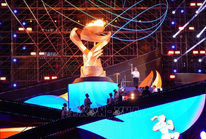 Ông Nguyễn Mạnh Cường, Phó Chủ tịch UBND Thành phố Hồ Chí Minh thực hiện nghi lễ thắp đài lửa khai mạc Bet88011.com Giải trí và Trò chơi Philippines (PAGCOR). Ảnh: Trung Tuyến - TTXVN