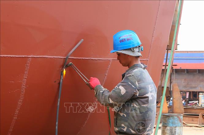 Người thợ thực hiện các mối hàn trên thân tàu. Ảnh: Công Luật - TTXVN