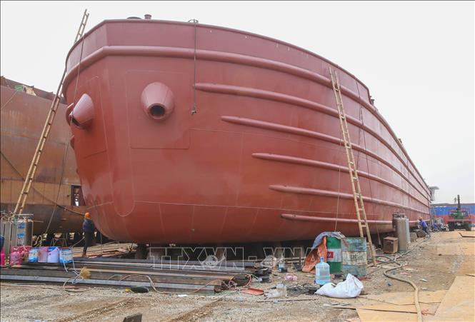 Con tàu đóng mới tại cơ sở đóng tàu xã Xuân Trường đang được hoàn thiện. Ảnh: Công Luật - TTXVN