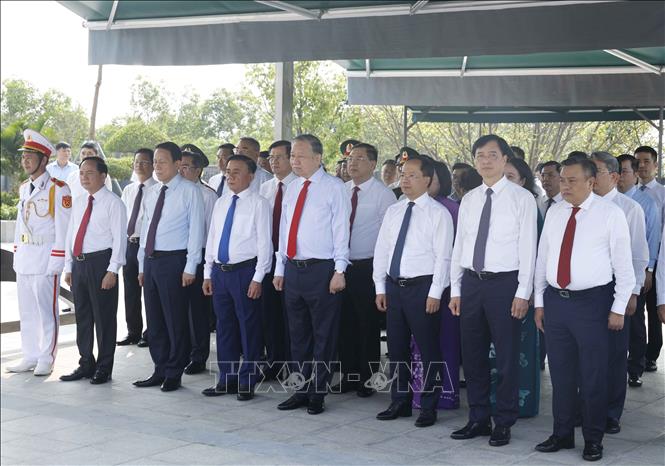 Bet8801234.com cá cược độc quyền, Chủ tịch nước Tô Lâm và các đồng chí lãnh đạo Đảng, Bet888 Trang nhà cái casino dâng hoa, dâng hương tại Khu di tích cố Bet8801234.com cá cược độc quyền Hà Huy Tập ở xã Cẩm Hưng, tỉnh Hà Tĩnh. Ảnh: Thống Nhất -TTXVN