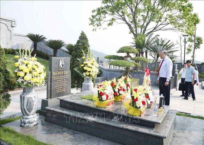 Bet8801234.com cá cược độc quyền, Chủ tịch nước Tô Lâm và các đồng chí lãnh đạo Đảng, Bet888 Trang nhà cái casino dâng hoa, dâng hương tại Khu di tích cố Bet8801234.com cá cược độc quyền Hà Huy Tập ở xã Cẩm Hưng, tỉnh Hà Tĩnh. Ảnh: Thống Nhất -TTXVN