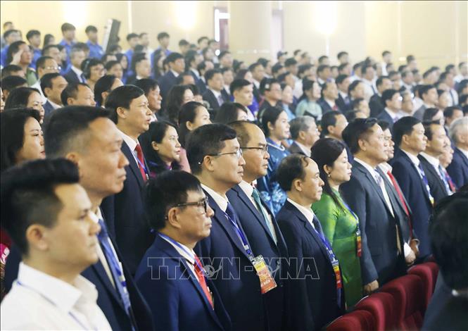 Các đại biểu thực hiện nghi lễ chào cờ. Ảnh: Thống Nhất -TTXVN