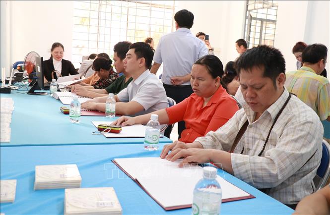 Người khiếm thính đọc sách chữ nổi tại Thư viện tỉnh Khánh Hòa. Ảnh: Phan Sáu - TTXVN