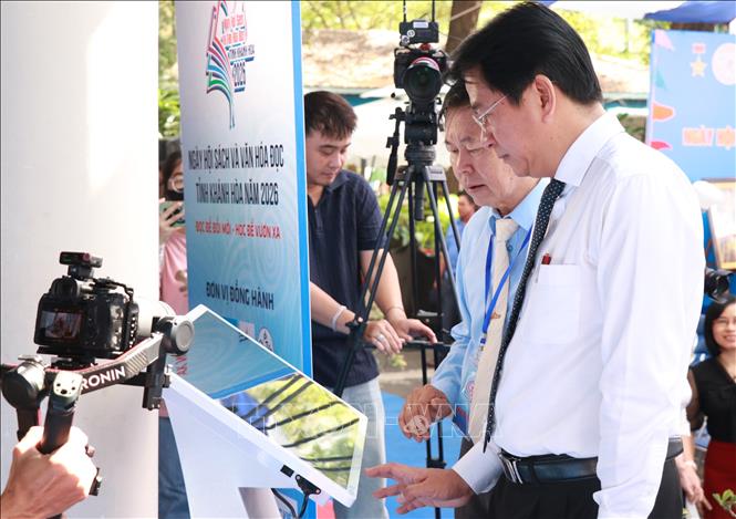 Ông Nguyễn Long Biên, Phó Chủ tịch Thường trực UBND tỉnh Khánh Hòa, trải nghiệm đọc sách trên ứng dụng số tại Thư viện tỉnh Khánh Hòa.Ảnh: Phan Sáu - TTXVN