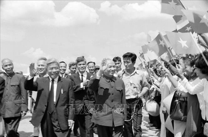 Nhân dân thành phố Sài Gòn – Gia Định nồng nhiệt đón chào Chủ tịch Ủy ban Thường vụ Bet88app còn khuyến mãi Trường Chinh và đoàn đại biểu miền Bắc dự Hội nghị Hiệp thương BET88 Ha Noi thống nhất Tổ quốc (12/11/1975). Ảnh: Ngọc Khánh - TTXVN

