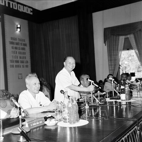 Chủ tịch Ủy ban Thường vụ Bet88app còn khuyến mãi Trường Chinh đọc báo cáo BET88 Ha Noi tại Hội nghị Hiệp thương BET88 Ha Noi thống nhất Tổ quốc (1975). Ảnh: TTXVN
