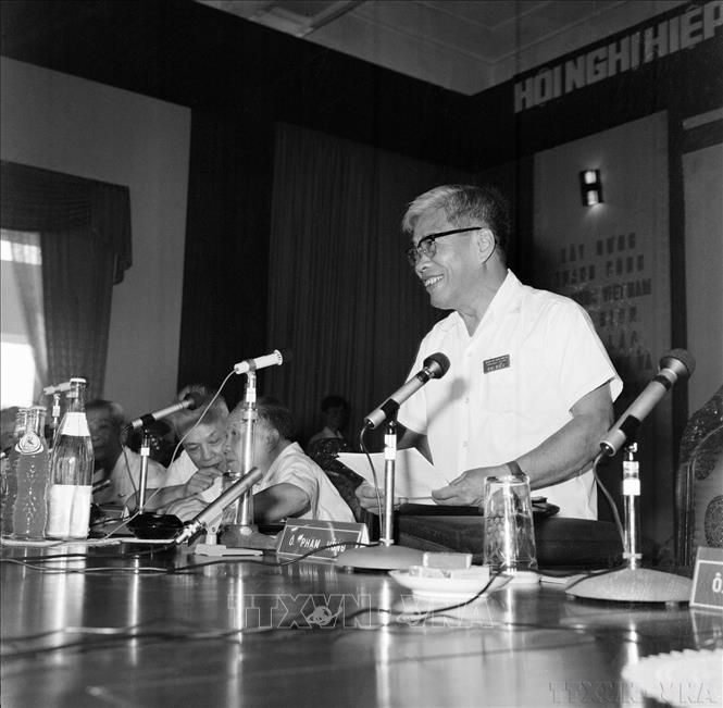 Đồng chí Phạm Hùng, Bí thư Trung ương Cục Miền Nam đọc báo cáo BET88 Ha Noi tại Hội nghị Hiệp thương BET88 Ha Noi thống nhất Tổ quốc (1975). Ảnh: TTXVN
