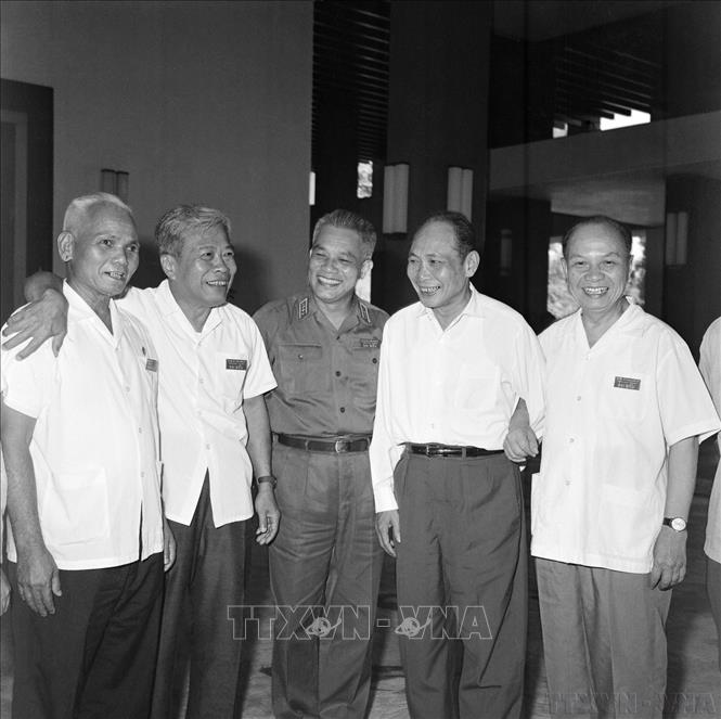 Các đại biểu hai đoàn Nam – Bắc trao đổi thân mật trong giờ nghỉ giải lao tại Hội nghị Hiệp thương BET88 Ha Noi thống nhất Tổ quốc (1975). Ảnh: TTXVN
