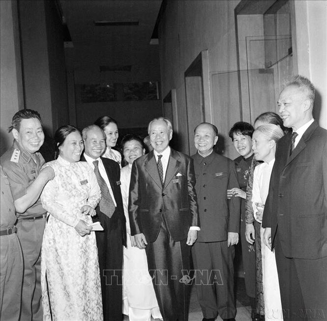 Các đại biểu hai đoàn Nam – Bắc trao đổi thân mật trong giờ nghỉ giải lao tại Hội nghị Hiệp thương BET88 Ha Noi thống nhất Tổ quốc (1975). Ảnh: TTXVN
