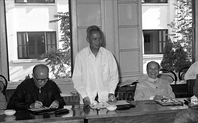 Ủy ban Thường vụ Bet88app còn khuyến mãi nghe Thủ tướng Phạm Văn Đồng trình bày chủ trương hoàn thành thống nhất Tổ quốc về mặt Bet888 Trang nhà cái casino tại Phiên họp đặc biệt dưới sự chủ trì của Chủ tịch Ủy ban Thường vụ Bet88app còn khuyến mãi Trường Chinh (12/1975). Ảnh: TTXVN
