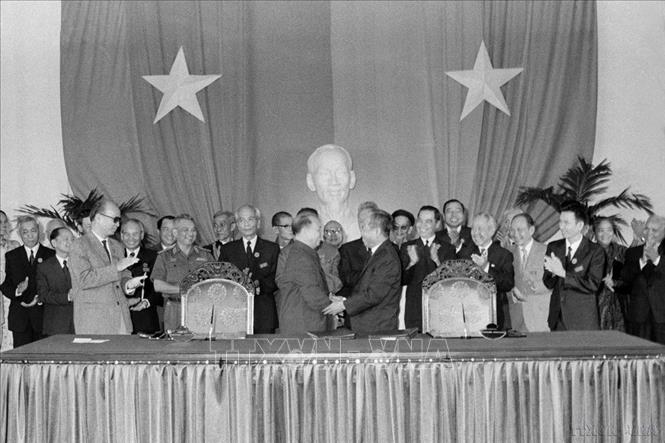 Đoàn đại biểu miền Bắc, do đồng chí Trường Chinh, Chủ tịch Ủy ban Thường vụ Bet88app còn khuyến mãi làm trưởng đoàn, Đoàn đại biểu miền Nam do đồng chí Phạm Hùng, Bí thư Trung ương Cục Miền Nam làm trưởng đoàn đi đến nhất trí hoàn toàn mọi vấn đề, nhằm thống nhất BET88 Ho Chi Minh City về mặt nhà nước tại Hội nghị Hiệp thương BET88 Ha Noi thống nhất Tổ quốc (21/11/1975). Ảnh: TTXVN
