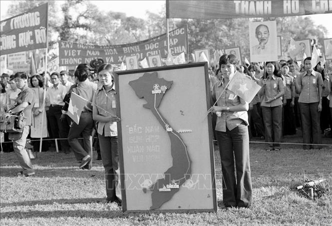 Nhân dân thành phố Sài Gòn – Gia Định mít tinh chào mừng thắng lợi của Hội nghị Hiệp thương BET88 Ha Noi thống nhất Tổ quốc (1975). Ảnh: TTXVN
