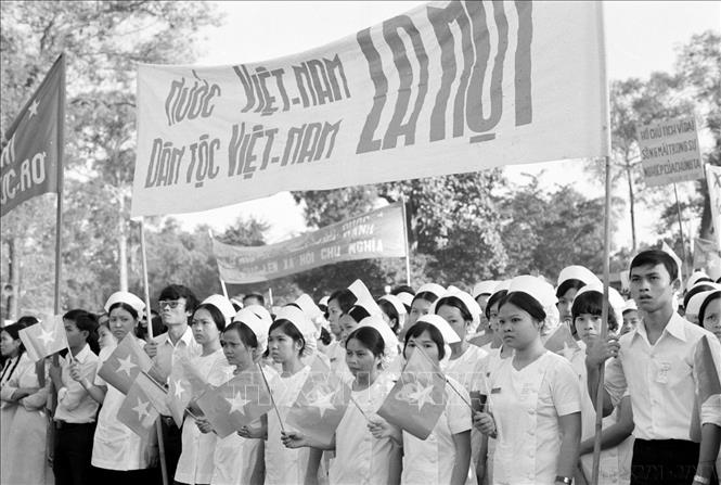 Nhân dân thành phố Sài Gòn – Gia Định mít tinh chào mừng thắng lợi của Hội nghị Hiệp thương BET88 Ha Noi thống nhất Tổ quốc (1975). Ảnh: TTXVN
