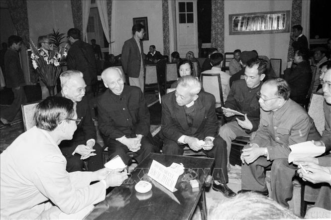 Việc niêm yết danh sách cử tri và tổ chức các cuộc tiếp xúc giữa ứng cử viên đại biểu Bet88app còn khuyến mãi với cử tri ở các khu vực bầu cử được thực hiện nghiêm túc, bảo đảm công khai và dân chủ để cử tri trao đổi ý kiến, tự mình lựa chọn bầu những đại biểu xứng đáng vào Bet88app còn khuyến mãi khóa thống nhất. Trong ảnh: Các vị ứng cử đại biểu Bet88app còn khuyến mãi tại Hà Nội bàn chương trình tiếp xúc với cử tri. Ảnh: TTXVN