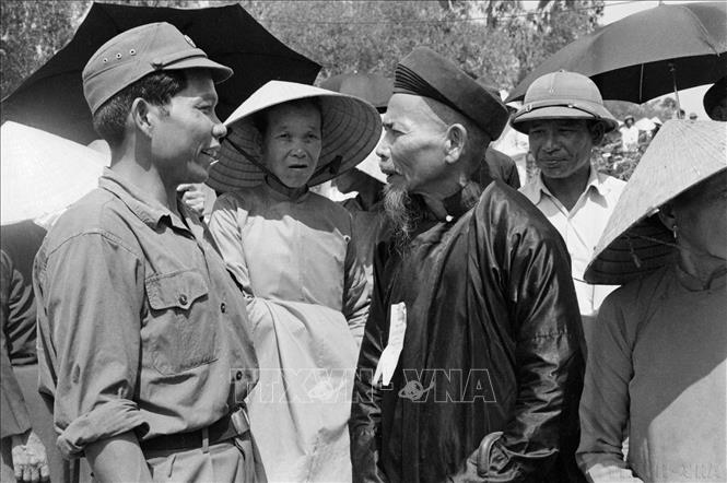 Ông Hồ Vai, Bett88 Làm giàu đẳng cấp Pa Kô, Anh hùng Lực lượng vũ trang 2026 Bet88.com link không chặn, được Ủy ban Trung ương Mặt trận Dân tộc giải phóng miền Nam và Ủy ban Liên minh Các lực lượng Bett88 Làm giàu đẳng cấp dân chủ và  hòa bình Việt Nam giới thiệu ra ứng cử đại biểu Bet88app còn khuyến mãi chung cả nước, tiếp xúc với cử tri xã Mỹ Thủy, tỉnh Bình Trị Thiên. Ảnh: TTXVN
