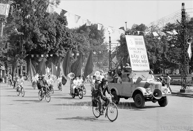 Diễu hành chào mừng Ngày bầu cử Bet88app còn khuyến mãi thống nhất trên đường phố Hà Nội (24/4/1976). Ảnh: Ngọc Quán – TTXVN
