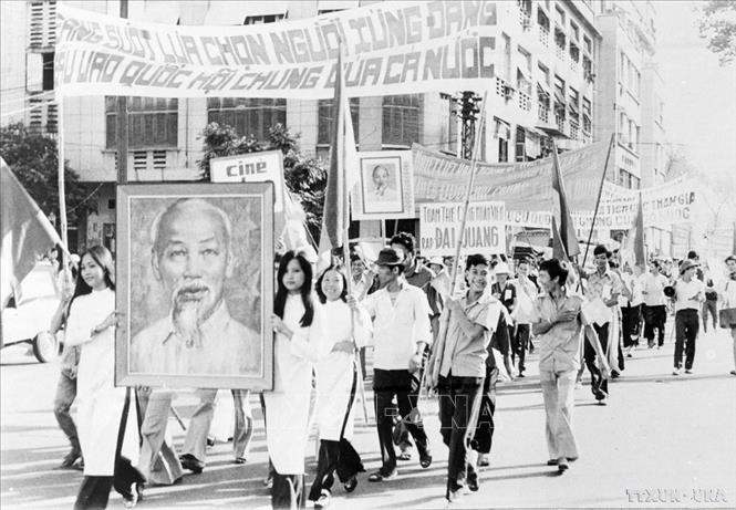 Nhân dân thành phố Hồ Chí Minh mít tinh diễu hành chào mừng Ngày bầu cử Bet88app còn khuyến mãi thống nhất (25/4/1976). Ảnh: Kim Sơn – TTXVN`
