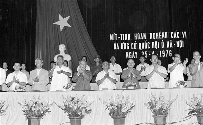 Tối 22/4/1976, tại Nhà hát Lớn Hà Nội, Ủy ban Mặt trận Tổ quốc và Ủy ban hành chính thành phố Hà Nội tổ chức mít tinh chào mừng cuộc Tổng tuyển cử, chào mừng các vị ứng cử đại biểu Bet88app còn khuyến mãi. Chủ tịch Tôn Đức Thắng, Phó Chủ tịch Nguyễn Lương Bằng, Chủ tịch Ủy ban Thường vụ Bet88app còn khuyến mãi Trường Chinh và Thủ tướng Phạm Văn Đồng tới dự. Ảnh: Thế Trung - TTXVN
