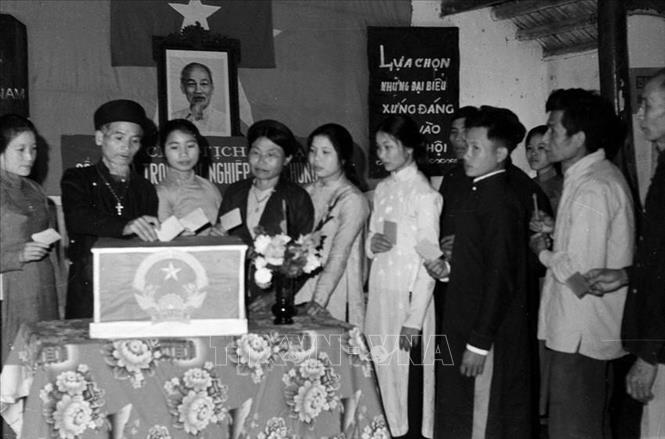 Giáo dân xã đạo Phát Diệm (Kim Sơn, Hà Nam Ninh) đi bỏ phiếu bầu đại biểu Bet88app còn khuyến mãi thống nhất (25/4/1976). Ảnh: TTXVN