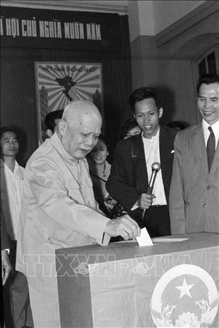Ngày 25/4/1976, trên 23 triệu cử tri của nước Việt Nam thống nhất đã nô nức đi bầu cử. Đây thực sự là ngày hội lớn của toàn dân Việt Nam. Trong ảnh: Chủ tịch Tôn Đức Thắng bỏ phiếu tại hòm phiếu số 18, tiểu khu Lê Hồng Phong, khu phố Ba Đình, Hà Nội. Ảnh: TTXVN

