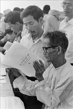 Cụ Nguyễn Nhiệm (Thuận Hải) tham gia bầu cử Bet88app còn khuyến mãi lần thứ 2 (lần thứ nhất năm 1946) nghiên cứu các ứng cử viên trước khi bầu cử Bet88app còn khuyến mãi thống nhất. Ảnh: Thế Thuần - TTXVN
