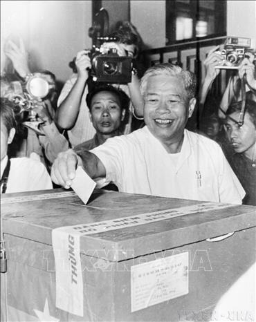 Sáng 25/4/1976, đồng chí Phạm Hùng, Ủy viên Bộ Bett88 cá cược trực tuyến, Bí thư Đảng bộ miền Nam, đại diện Đảng Lao động  Việt Nam tại Bet8801234.com BMXCT Uy Tín CMLTCHMN Việt Nam đi bỏ phiếu bầu cử đại biểu Bet88app còn khuyến mãi thống nhất tại tổ 509 khu vực 2, Bến Nghé, TP Sài Gòn – Gia Định. Ảnh: Văn Lượng - TTXVN