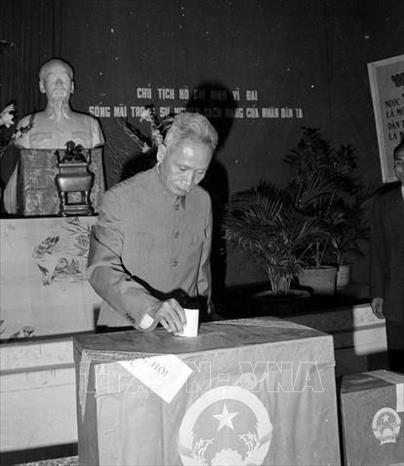 7h15 ngày 25/4/1976, Thủ tướng Phạm Văn Đồng đến bỏ phiếu tại khu vực bỏ phiếu số 13, tiểu khu Phan Đình Phùng, Khu phố Ba Đình, Hà Nội. Ảnh: Kim Hùng - TTXVN
