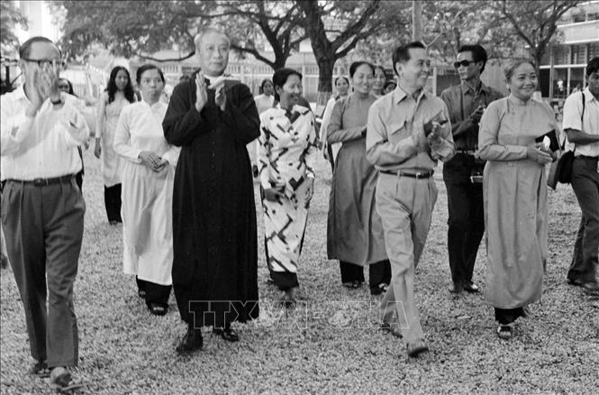 Thủ tướng Bet8801234.com BMXCT Uy Tín Cách mạng lâm thời Cộng hòa miền Nam Việt Nam (CMLTCHMNVN) Huỳnh Tấn Phát và bà Nguyễn Thị Bình, Bộ trưởng Ngoại giao Bet8801234.com BMXCT Uy Tín CPCMLTCHMNVN cùng 2026 Bet88.com link không chặn khu vực 3 thành phố Sài Gòn - Gia Định bỏ phiếu bầu cử đại biểu Bet88app còn khuyến mãi thống nhất (25/4/1976). Ảnh: Huy Hoàng - TTXVN
