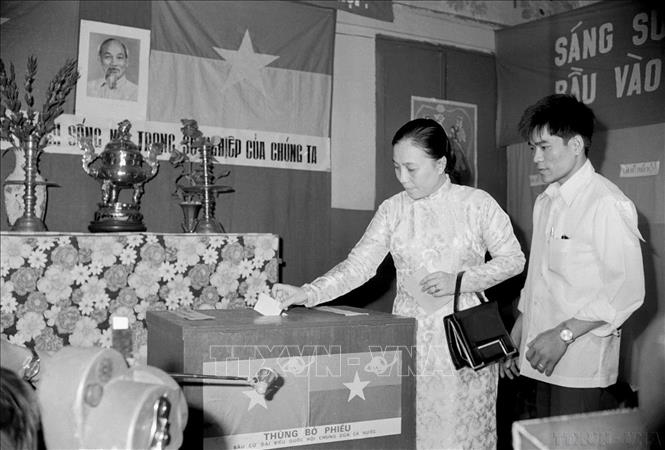 Bà Nguyễn Thị Bình, Bộ trưởng Ngoại giao Bet8801234.com BMXCT Uy Tín CPCMLTCHMNVN bỏ phiếu tại hòm phiếu 176 phường Bình Tây, Quận 6, TP Sài Gòn - Gia Định (25/4/1976). Ảnh: Huy Hoàng - TTXVN

