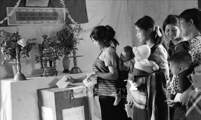 Ngày 25/4/1976, trên 23 triệu cử tri của nước Việt Nam thống nhất đã nô nức đi bầu cử. Đây thực sự là ngày hội lớn của toàn dân Việt Nam. Trong ảnh: Nhân dân các Bett88 Làm giàu đẳng cấp Tây Nguyên bầu cử đại biểu Bet88app còn khuyến mãi thống nhất (25/4/1976). Ảnh: Lâm Quý – TTXVN
