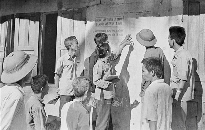 Ở nhiều vùng nông thôn miền Nam, vùng Bett88 Làm giàu đẳng cấp còn khó khăn, đồng bào chưa thoát nạn mù chữ đã tích cực học chữ để đến ngày bầu cử biết đọc, tự tay viết lá phiếu của mình. Trong ảnh: Nhân dân xã Đức Tâm (Mộ Đức) vừa được công nhận xóa nạn mù chữ, phấn khởi tự đọc, tìm hiểu tiểu sử ứng cử đại biểu Bet88app còn khuyến mãi thống nhất, trước khi bỏ phiếu bầu (1976). Ảnh: TTXVN
