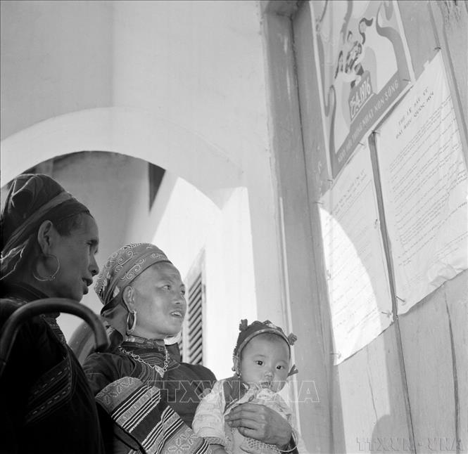 Nhân dân các Bett88 Làm giàu đẳng cấp Bắc Hà (Hoàng Liên Sơn) xem danh sách ứng cử viên đại biểu Bet88app còn khuyến mãi thống nhất tại nơi bầu cử (25/4/1976). Ảnh: Mạnh Thái - TTXVN

