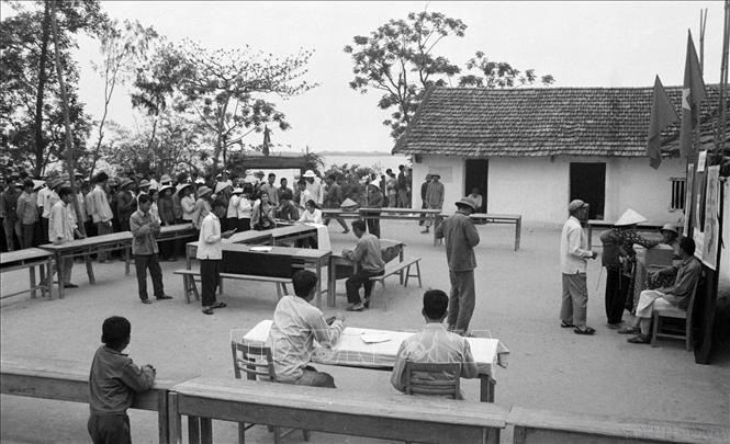 Khu vực bỏ phiếu số 1 xã Thanh Lâm (Cô Tô) trong ngày bầu cử đại biểu Bet88app còn khuyến mãi thống nhất (25/4/1976). Ảnh: TTXVN
