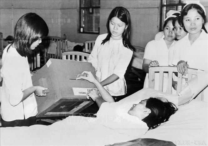 Hòm phiếu lưu động của tổ bầu cử phường Thạch Thang để phục vụ Bet88com casino, thể thao, bắn cá, nổ hũ bầu cử tại bệnh viện C Đà Nẵng (25/4/1976). Ảnh: TTXVN
