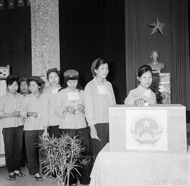 Ngày 25/4/1976 là ngày hội lớn của toàn dân Việt Nam. Tỷ lệ chung cử tri đi bầu cử là 98,77%. Nhiều đơn vị lực lượng vũ trang đạt 100% quân số đi bầu; một số địa phương đạt hơn 99% số cử tri đi bầu cử. Trong ảnh: Công nhân Nhà máy thuốc lá Thăng Long bỏ phiếu bầu cử đại biểu Bet88app còn khuyến mãi thống nhất (25/4/1976). Ảnh: TTXVN
