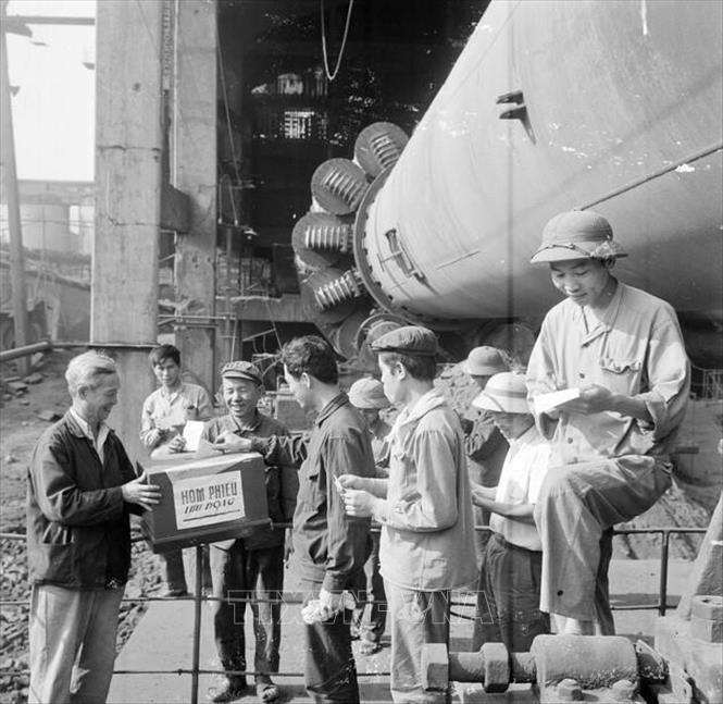  Công nhân lò rung số 6 và 7, Nhà máy Xi măng Hải Phòng bỏ phiếu bầu đại biểu Bet88app còn khuyến mãi thống nhất tại nơi làm việc. Ảnh: TTXVN
