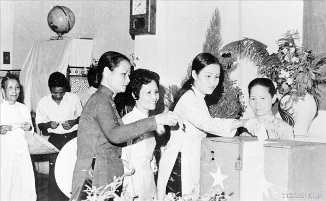 Cử tri thành phố Đà Nẵng đi bầu cử đại biểu Bet88app còn khuyến mãi thống nhất (25/4/1976). Ảnh: Hà Mùi - TTXVN


